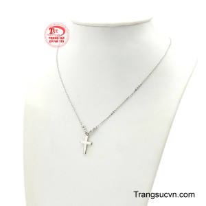 Điểm nhấn là những hạt bi nhỏ lấp lánh trên sợi dây mảnh mai, tạo nên sự mềm mại và sang trọng, giúp chiếc dây chuyền thêm phần nổi bật trên nền da.