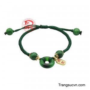 Sợi dây tết chắc tay, từng nút thắt được đan khéo léo như giữ lại những điều an lành, tượng trưng cho sự gắn kết, bền chặt và an nhiên trong cuộc sống.