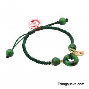 Điểm nhấn của chiếc vòng là charm đồng xu ngọc cẩm thạch, mang sắc xanh thanh khiết, trong lành như dòng nước chảy qua núi non. 