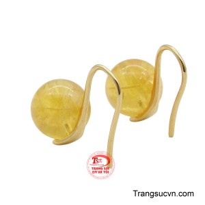 Với thiết kế móc câu đơn giản nhưng tinh tế, giúp tôn lên đường nét thanh thoát của gương mặt.