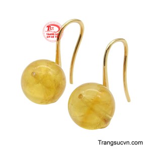 Đôi hoa tai này nổi bật với sắc màu tinh khiết và lung linh như giọt nắng.