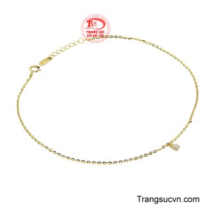 Với thiết kế dây chuyền mảnh mai, nó khẽ khàng ôm lấy cổ chân, tạo cảm giác nhẹ nhàng và phóng khoáng.