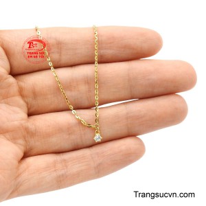 Nó là phụ kiện lý tưởng để đồng hành cùng bạn trong những buổi dạo chơi thảnh thơi hay những khoảnh khắc đời thường, thêm chút ánh kim rạng rỡ cho mỗi bước đi.