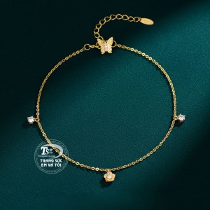 Lắc chân vàng 10k thanh lịch được chế tác với dây xích mảnh mai óng ánh, điểm xuyết bởi ba mặt charm tinh xảo: bông hoa đính đá, viên đá trắng cz nhỏ, và một chiếc lá thanh thoát, tạo nên sự lãng mạn và cuốn hút kỳ diệu. 