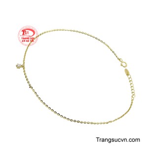 Sự kết hợp giữa chất liệu vàng sang trọng và chi tiết đá quý nhẹ nhàng tạo nên vẻ đẹp tươi mới và dễ thương, rất hợp với những buổi đi chơi hay dã ngoại.