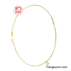 Được thiết kế tối giản với dây xích mảnh vàng rực rỡ, lắc chân nổi bật với hai viên đá cz trắng lấp lánh được đặt ngẫu nhiên, tạo điểm nhấn tinh nghịch và hiện đại.