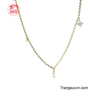 Với thiết kế mảnh mai nhưng đầy cuốn hút, chiếc lắc chân này dễ dàng kết hợp cùng mọi trang phục, từ những chiếc váy maxi bồng bềnh dạo phố đến bộ bikini năng động trên bãi biển.