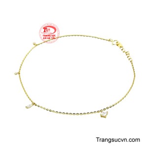 Mỗi viên đá nhỏ lấp lánh như giọt sương mai, phản chiếu ánh sáng dịu dàng, tạo nên điểm nhấn khó quên trên cổ chân ngọc ngà.