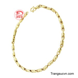 Chiếc lắc được chế tác từ vàng 10k với kiểu mắt xích hình thoi liên kết chặt chẽ, mang lại cảm giác chắc chắn và nam tính.