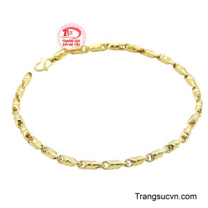 Thiết kế tối giản và cổ điển này tạo nên vẻ ngoài lịch lãm nhưng không kém phần ấn tượng cho người đeo.