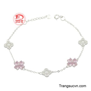 Lắc tay nữ bạc duyên dáng là một thiết kế duyên dáng và lãng mạn tuyệt đối, làm nổi bật vẻ đẹp cổ tay của người phụ nữ. 