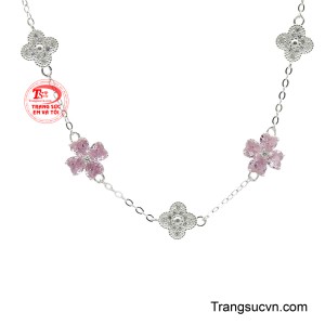 Các mặt charm này xen kẽ giữa loại nạm đá trắng lấp lánh và loại nạm đá màu hồng dịu nhẹ, tạo nên sự tương phản tinh tế và nữ tính.