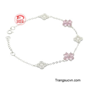 Món trang sức này không chỉ là biểu tượng của may mắn và tình yêu, mà còn mang lại phong thái ngọt ngào, thanh thoát cho người đeo.