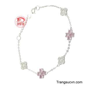 Chiếc lắc được làm từ bạc ta nguyên chất với sợi dây xích mảnh, kết nối bởi các mặt charm bốn cánh hoa xinh xắn.