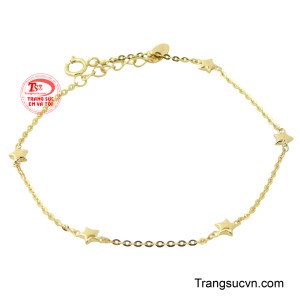 Thiết kế tinh tế này vừa tạo nên sự cuốn hút ở cổ tay, vừa dễ dàng kết hợp với đồng hồ hoặc các vòng tay khác để tạo thành phong cách layering thời thượng.