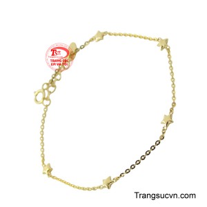 Được chế tác từ vàng vàng óng ánh, lắc tay có dây xích mảnh mai, được điểm xuyết bởi những mặt charm hình ngôi sao năm cánh xinh xắn, phân bố đều đặn dọc theo chiều dài.