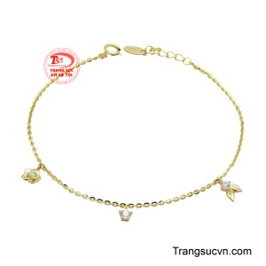 Chiếc lắc được chế tác từ vàng 10k sáng bóng với dây xích mảnh mai, mang lại cảm giác kiều diễm và nhẹ nhàng trên cổ tay.