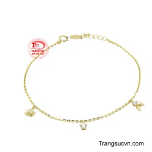 Điểm nhấn là ba mặt charm nhỏ tinh xảo: một bông hoa đính đá lấp lánh, một chiếc lá kép và một ngôi sao tỏa sáng ở trung tâm, tượng trưng cho vẻ đẹp tươi mới và may mắn.