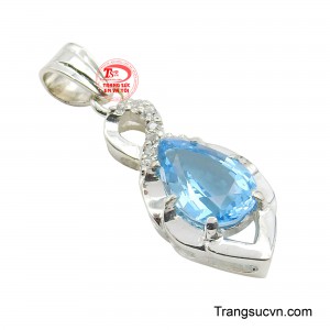 Viên Topaz xanh trong vắt, lấp lánh như mảnh trời thu được nắm giữ trong lòng bạc, gợi nên cảm giác nhẹ nhàng, thuần khiết và đầy mộng mơ.