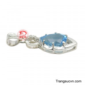 Thiết kế dáng giọt rơi mềm mại ôm lấy viên đá, tạo nên vẻ đẹp thanh lịch mà tinh tế, tôn lên nét yêu kiều của người đeo. 