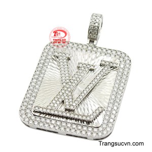 Mặt dây có hình chữ nhật bản lớn, được chế tác từ kim vàng trắng 10k với thiết kế họa tiết chìm sắc nét phía sau.