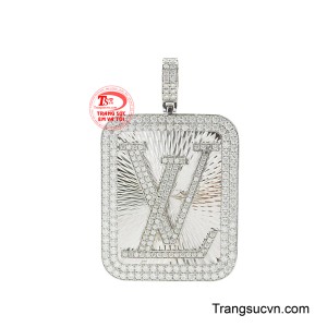 Mặt dây chuyền nam thời trang đẳng cấp là một tuyên ngôn về phong cách đẳng cấp và sự mạnh mẽ của quý ông hiện đại.