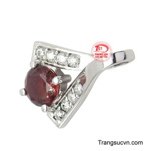 Nổi bật là viên đá đỏ hồng cắt tròn với sắc màu ấm áp và quyến rũ.