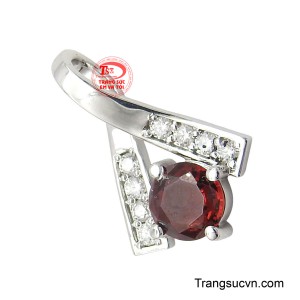 Được chế tác từ vàng trắng 14k, mặt dây có thiết kế hình học độc đáo với hai dải kim loại uốn lượn duyên dáng, ôm lấy viên đá chủ.