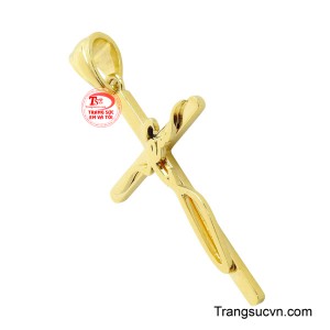Được chế tác từ vàng tây 18k rạng rỡ, hình ảnh Thánh Giá truyền thống được cách điệu một cách tinh xảo, với chữ 