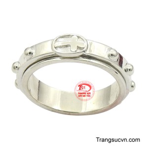 Đặc biệt, chi tiết các hạt cầu và thánh giá có thể xoay nhẹ quanh đai nhẫn, cho phép người đeo lần hạt cầu nguyện một cách kín đáo và tiện lợi.