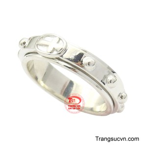 Có thể nói đây là một thiết kế độc đáo và thực tế dành cho người Công giáo, kết hợp giữa phụ kiện và vật phẩm tâm linh. 