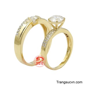 Cặp nhẫn được chế tác từ vàng 14k có độ bền đẹp và sáng bóng theo thời gian mang lại vẻ đẹp lộng lẫy cho các cặp đôi trong ngày trọng đại của mình.