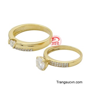 Đeo cặp nhẫn này không chỉ khẳng định mối quan hệ bền vững mà còn mang lại phong cách sang trọng, là biểu tượng vĩnh cửu của hạnh phúc lứa đôi.