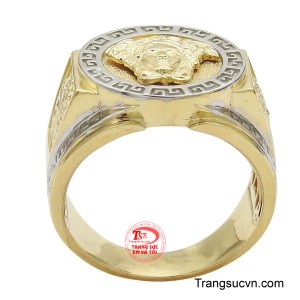 Nhẫn được chế tác từ vàng 10k bản lớn, nổi bật với họa tiết đầu Medusa của Versace ở trung tâm, tượng trưng cho uy quyền và sự lôi cuốn mãnh liệt.