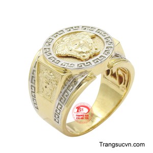 Nhẫn nam vàng tây 10k thời trang là một tuyên ngôn táo bạo về phong cách cổ điển kết hợp với sự hầm hố của thần thoại Hy Lạp.