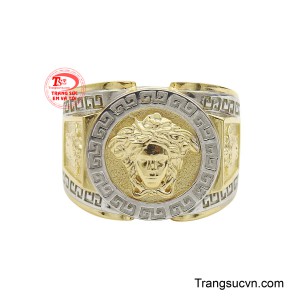 Viền nhẫn và hai bên vai được trang trí bằng họa tiết hình học và các dải kim loại vàng trắng, tạo nên sự tương phản thị giác cực kỳ đẳng cấp.