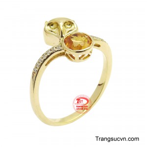 Nhẫn nữ thạch anh hồ ly duyên dáng với thiết kế độc đáo và huyền bí, kết hợp trang sức và yếu tố phong thủy.