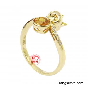 Nhẫn được chế tác từ vàng18k lấp lánh, nổi bật với chi tiết chạm khắc hình hồ ly và viên đá Thạch Anh màu vàng cam rực rỡ ở trung tâm.