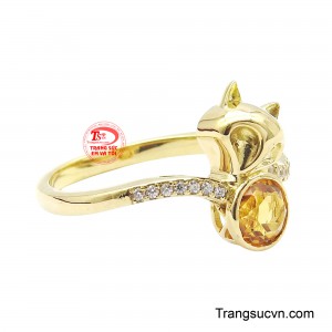 Ngoài ra, hai bên vai nhẫn được nạm đá trắng lấp lánh, tạo thêm sự kiêu sa và cuốn hút cho người phụ nữ sở hữu.