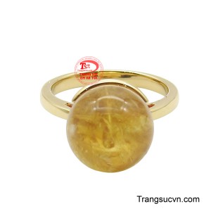 Chiếc nhẫn là sự kết hợp hoàn hảo giữa thời trang cao cấp và yếu tố phong thủy chiêu tài đầy mê hoặc.