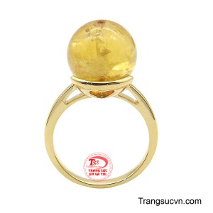 Viên đá Thạch Anh ở giữa được nâng đỡ tinh tế bởi đai nhẫn uốn lượn, tạo cảm giác mềm mại và thanh lịch.