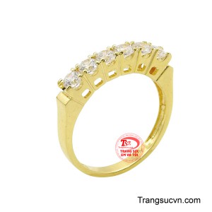 Nhẫn nữ thời trang quý phái là một bản giao hưởng của sự quý phái và lấp lánh, như dải ngân hà thu nhỏ trên ngón tay.