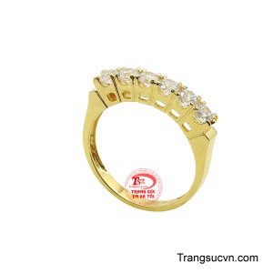 Dải vàng tây óng ánh được nạm tỉ mỉ với sáu viên đá CZ tròn, mỗi viên phản chiếu ánh sáng tựa như những vì sao rực rỡ, tạo nên một hiệu ứng vô cùng bắt mắt.