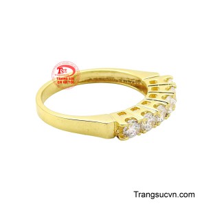 Chiếc nhẫn này không chỉ là một phụ kiện thời trang, mà còn là tuyên ngôn về phong cách và đẳng cấp của người phụ nữ hiện đại, tự tin và quyến rũ trong mọi khoảnh khắc.