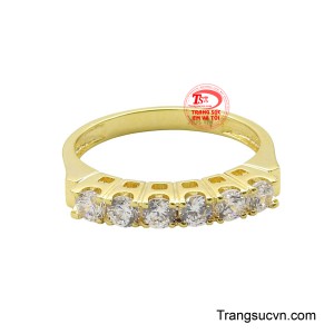 Chiếc nhẫn được thiết kế bán nguyệt sang trọng không chỉ tôn lên vẻ đẹp thanh tú của bàn tay mà còn mang đến cảm giác vững chãi, kiêu sa.