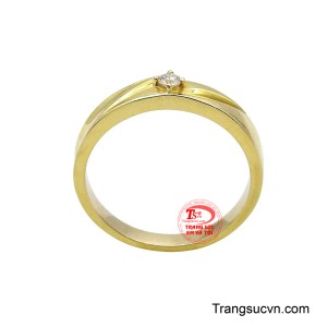 Với kiểu dáng thời trang và dễ đeo hằng ngày, chiếc nhẫn này sẽ trở thành món trang sức không thể thiếu trên bàn tay bạn.