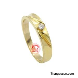 Chiếc nhẫn được chế tác từ vàng 14k sáng rực, đai nhẫn có thiết kế uốn lượn mềm mại, ôm trọn một viên đá trắng lấp lánh ở trung tâm, tạo điểm nhấn duyên dáng mà không phô trương. 