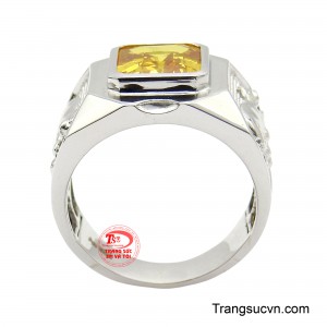 Nhẫn được chế tác từ vàng trắng 18k với tâm điểm là viên đá Sapphire vàng được cắt vuông vức, nổi bật với màu vàng rực rỡ, tượng trưng cho uy quyền và sự thịnh vượng. 