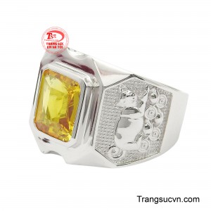 Hai bên nhẫn được chạm khắc họa tiết linh vật và đồng tiền tinh xảo, làm tăng thêm ý nghĩa tài lộc và thành công cho người sở hữu.