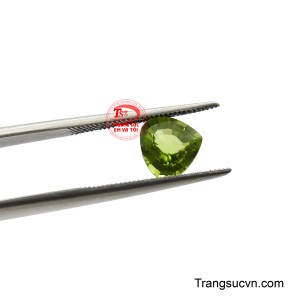 Với sắc xanh lục bảo đầy sức sống, viên đá này không chỉ làm bừng sáng mọi ánh nhìn mà còn mang đến nguồn năng lượng tích cực, giúp người sở hữu luôn giữ được tinh thần lạc quan, vui vẻ.